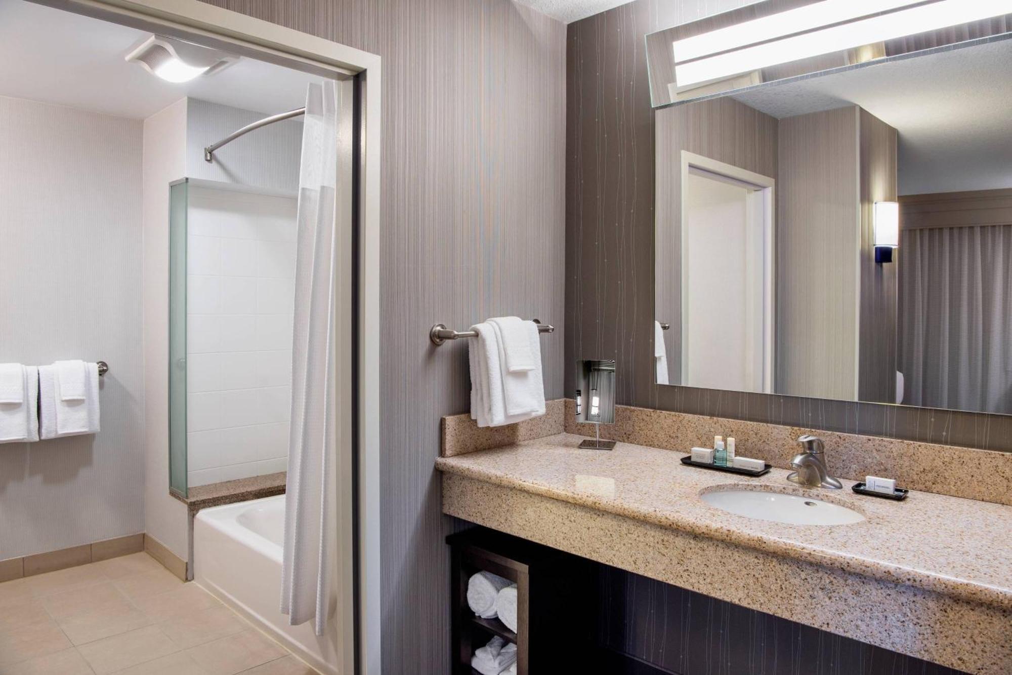 Hotel Courtyard By Marriott Edmonton West Exterior foto